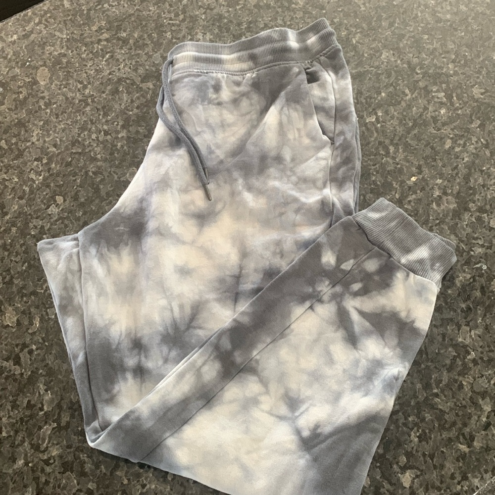 1XL Gray and white sweatpants